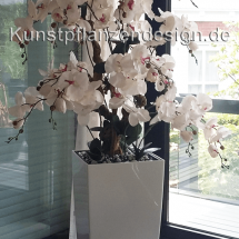001_orchideenarrangement_im_gefaeß_weiß_glanz_40_40_75cm